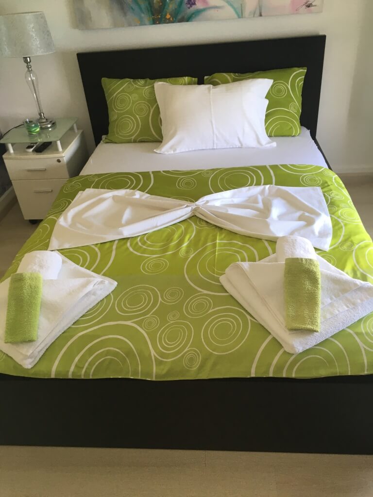 Apartment with spectacular sea view - bedroom - decoration - towels - fresh green